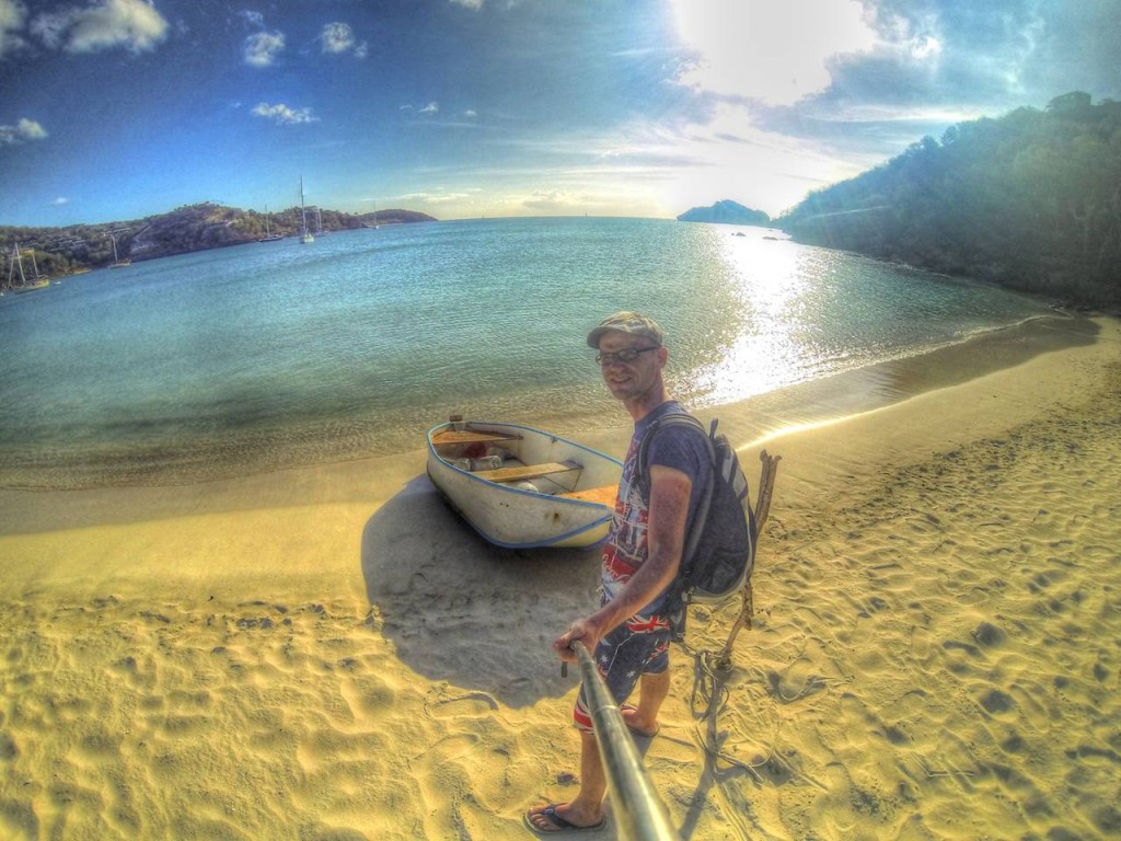 Ich bin meinem Dinghy an den Strand gerudert