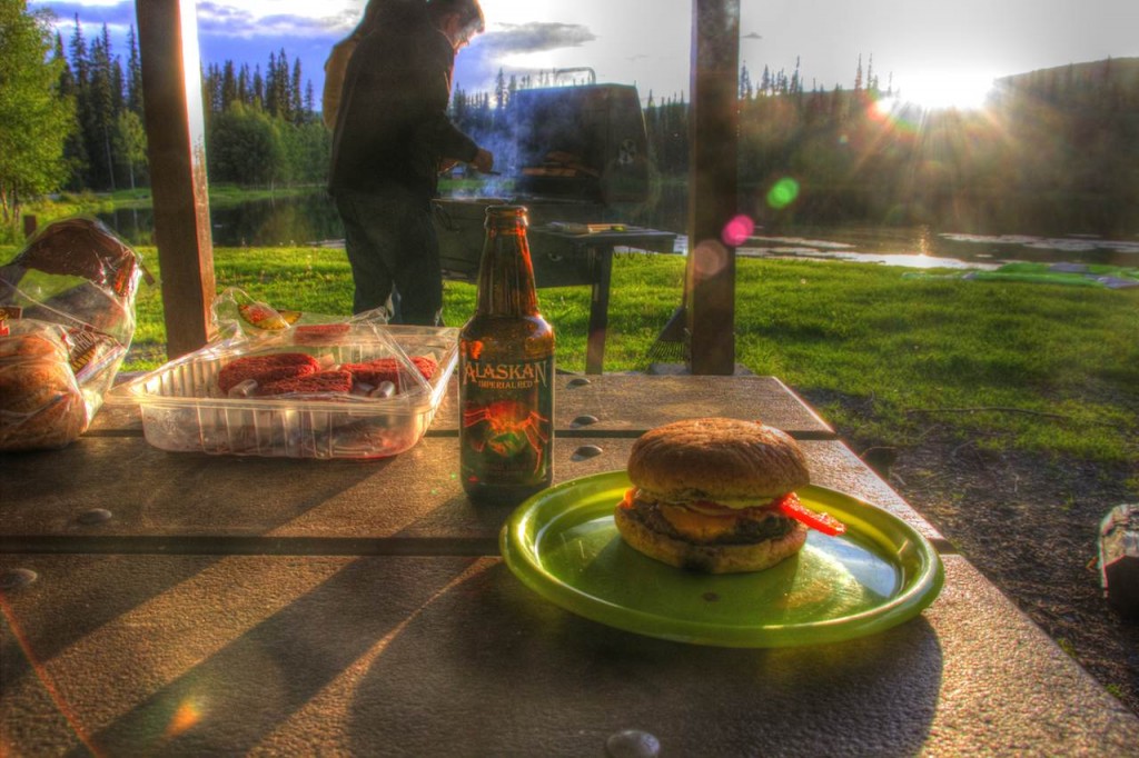 Wir bleiben über nacht, machen BBQ und trinken Alaskan - das beste Bier überhaupt