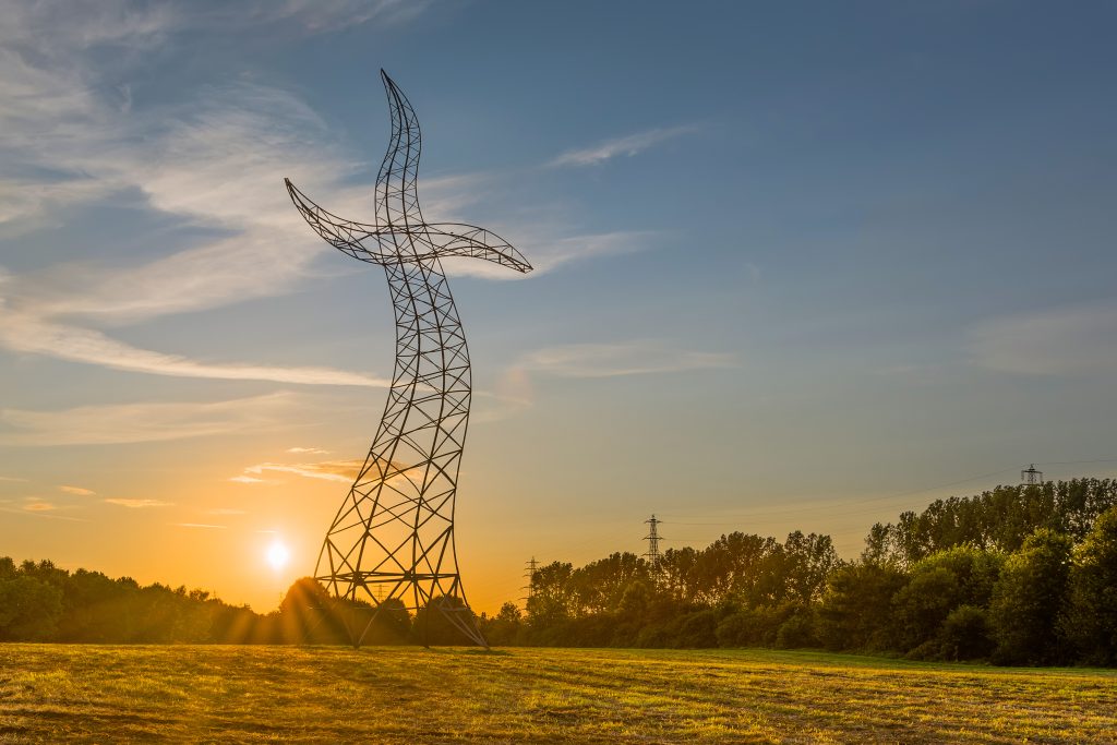 Die 35 Meter hohe Skulptur des Zauberlehrlings steht auf einem Feld neben dem Rhein-Herne-Kanal und der Emscher - Tuxyso / Wikimedia Commons